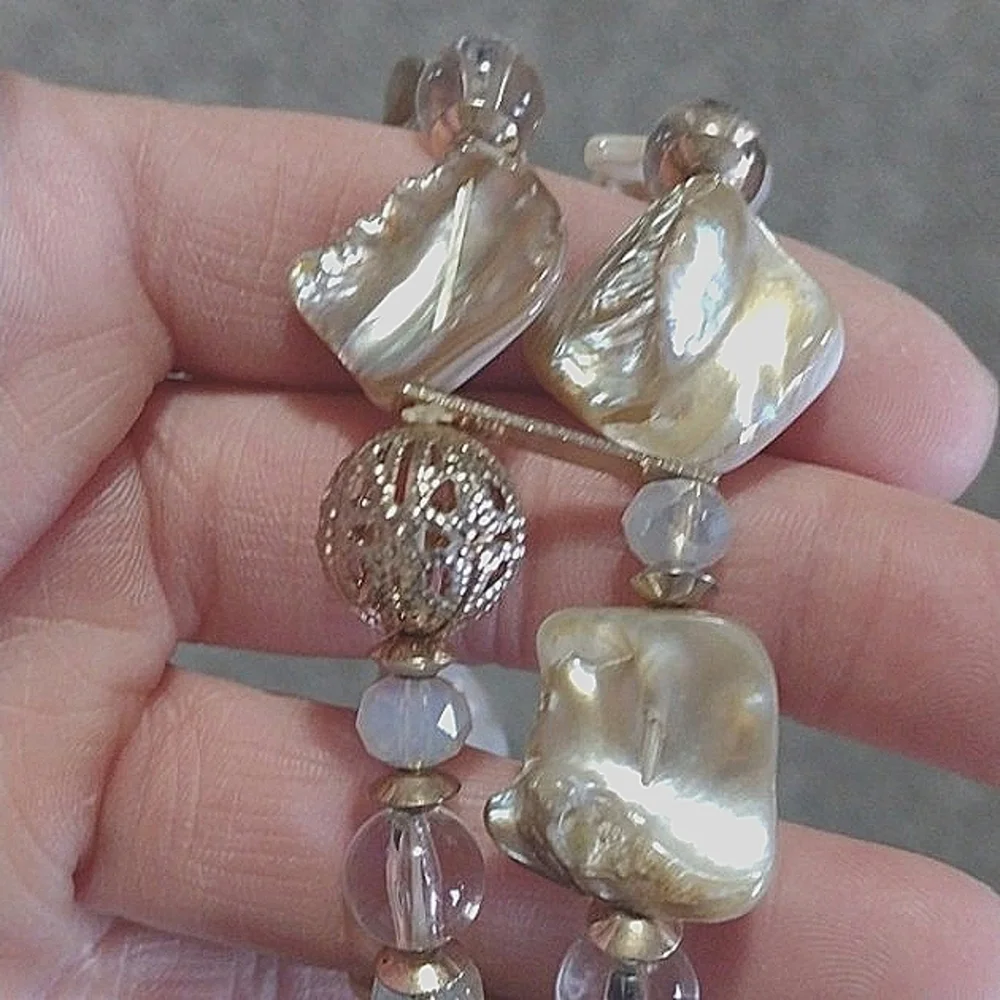 NATURAL SHELL AND CRYSTAL STRETCH BRACELET MOTHER OF PEARL GOLD FILIGREE BEADS